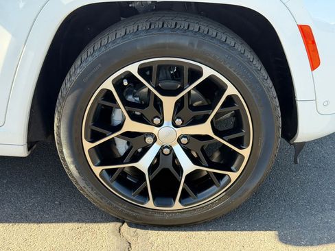 Used 2023 Jeep Grand Cherokee Summit AWD/4WD image 9