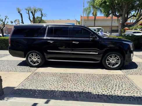 Used 2018 Cadillac Escalade ESV Luxury image 4