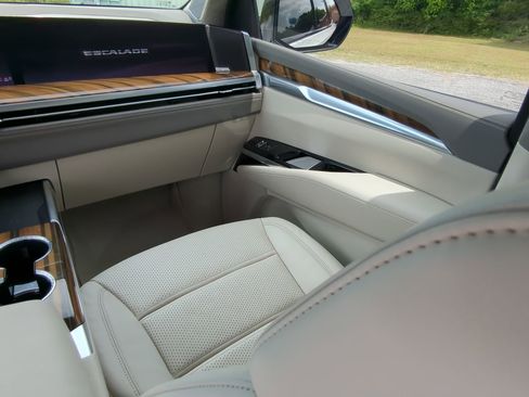 Used 2025 Cadillac Escalade Sport Platinum w/ LPO, Floor Liner Package AWD/4WD image 15