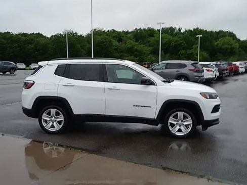 Used 2022 Jeep Compass Latitude w/ Sun and Sound Group AWD/4WD image 9