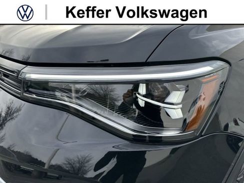 New 2026 Volkswagen Taos SE FWD image 9