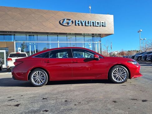 Used 2019 Toyota Avalon Limited image 2