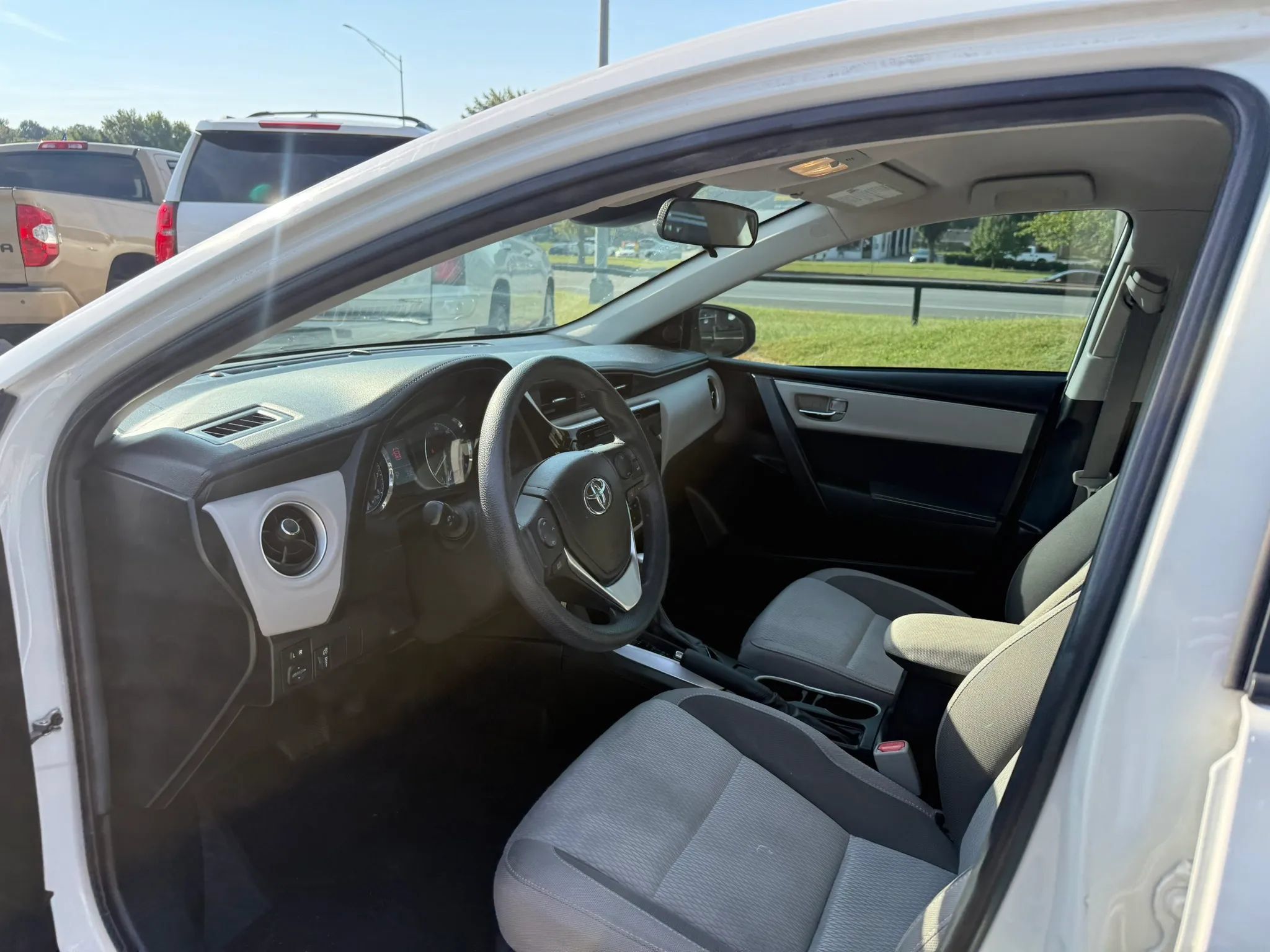 Used 2018 Toyota Corolla LE FWD image 5