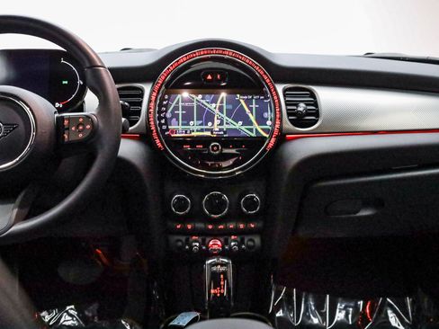 Used 2024 MINI Cooper 4-Door Hardtop w/ Signature Upholstery Package image 14