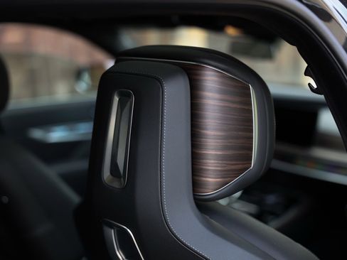 Used 2025 BMW i7 xDrive60 image 12