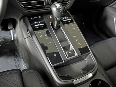 Certified 2023 Porsche Macan Turbo AWD/4WD image 32