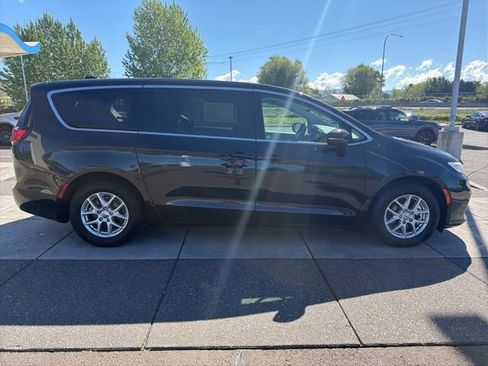 Used 2023 Chrysler Pacifica Touring-L FWD image 3