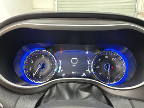 Used 2024 Chrysler Pacifica Touring-L FWD image 11
