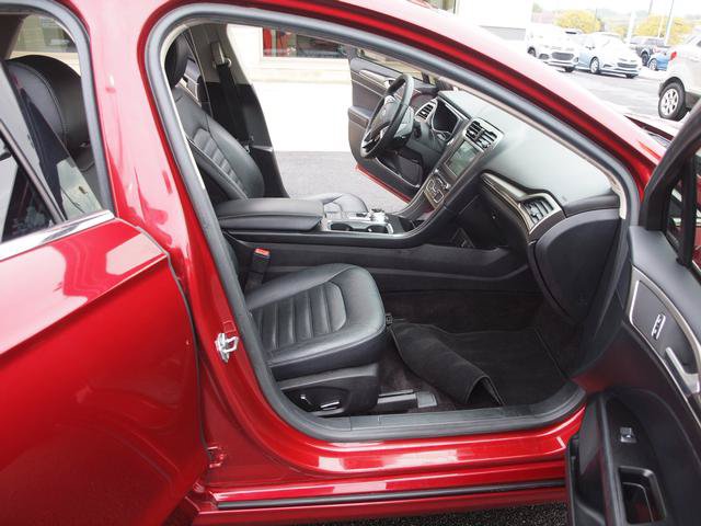 Used 2017 Ford Fusion SE w/ Fusion SE Technology Package FWD image 6