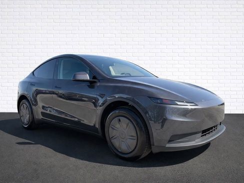 Used 2026 Tesla Model Y 2WD image 3
