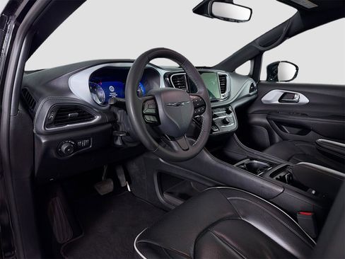 Used 2025 Chrysler Pacifica Limited image 10