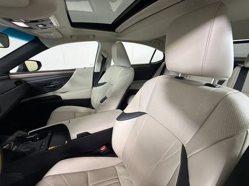 Used 2025 Lexus ES 300h w/ Technology Package FWD image 5