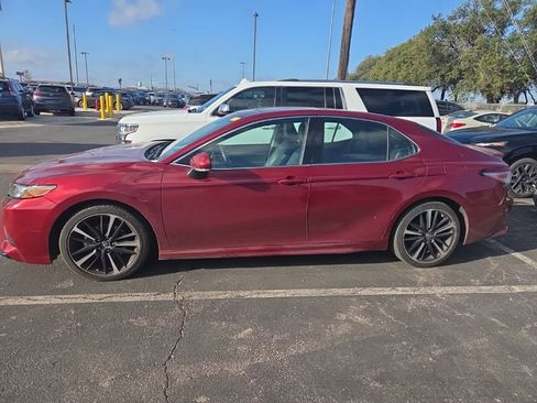 Used 2018 Toyota Camry XSE image 3