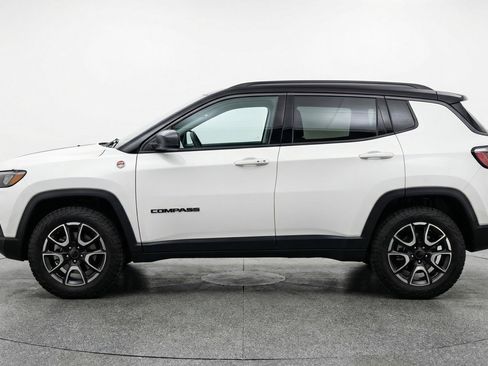 Used 2025 Jeep Compass Trailhawk image 5