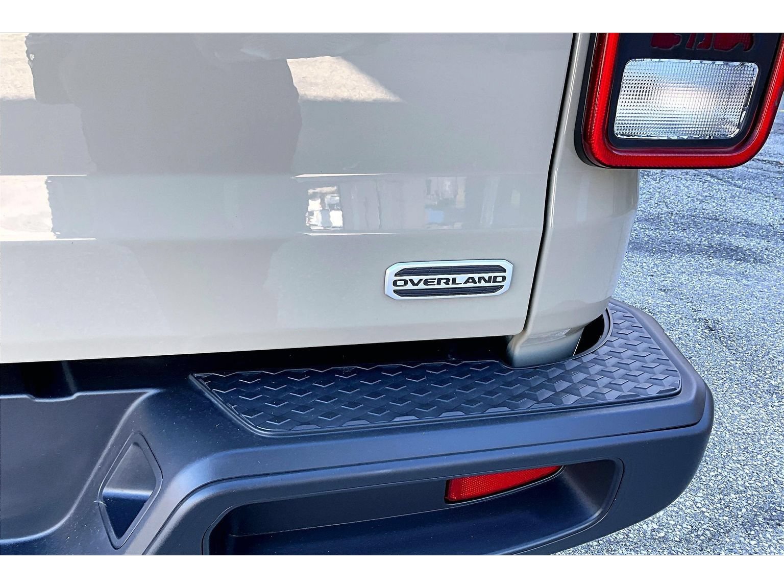 Used 2022 Jeep Gladiator Overland w/ Trailer Tow Package AWD/4WD image 39