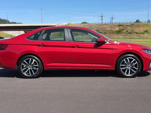 New 2026 Volkswagen Jetta SE FWD image 2