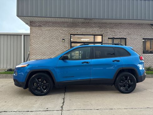 Used 2017 Jeep Cherokee Sport FWD image 2