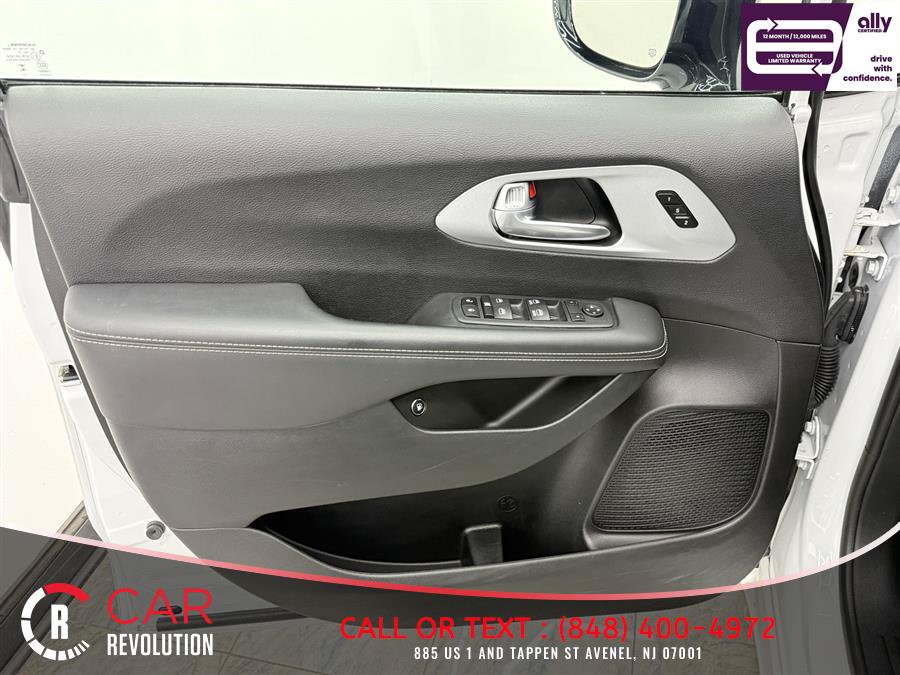 Used 2024 Chrysler Pacifica Limited FWD image 28
