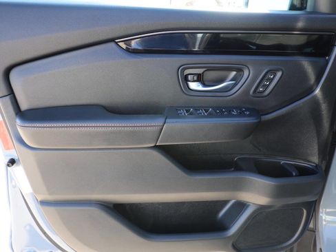 Used 2025 Honda Pilot TrailSport image 12