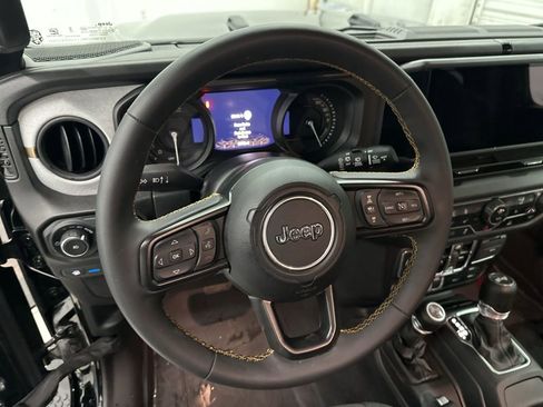 Used 2024 Jeep Wrangler Unlimited image 10