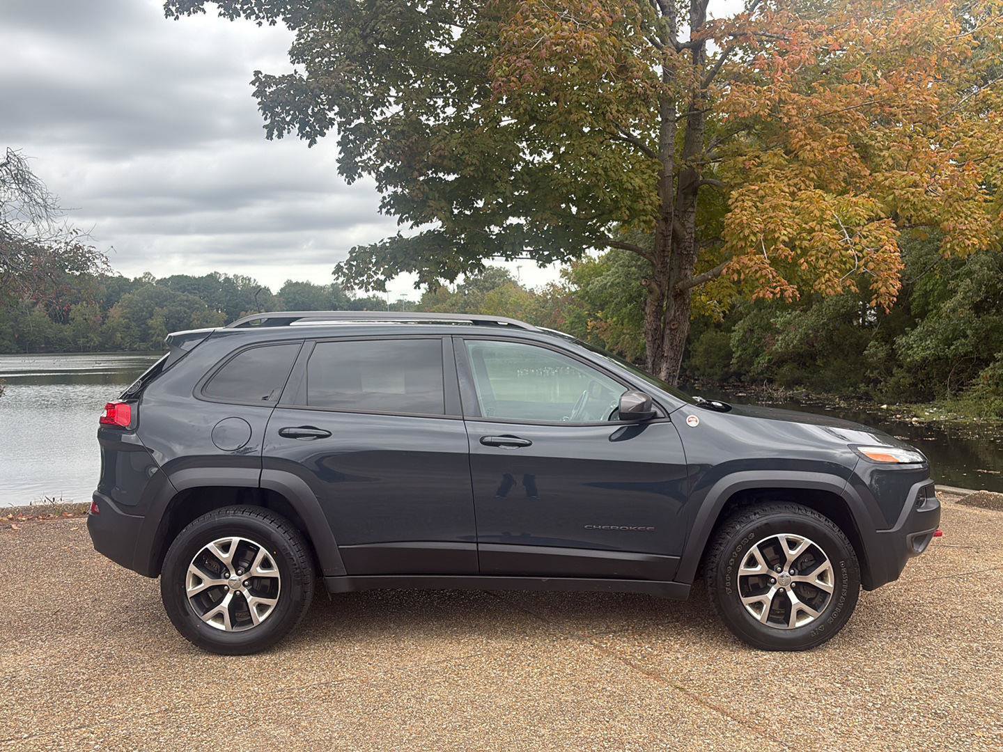 Used 2016 Jeep Cherokee Trailhawk w/ Leather Interior Group AWD/4WD image 3