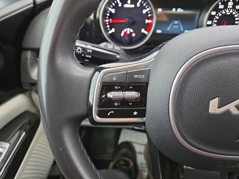 Used 2024 Kia Carnival EX image 18