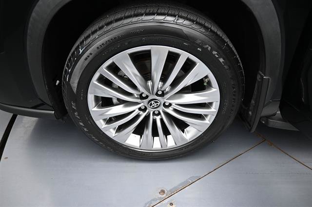 Used 2024 Toyota Highlander Platinum FWD image 22