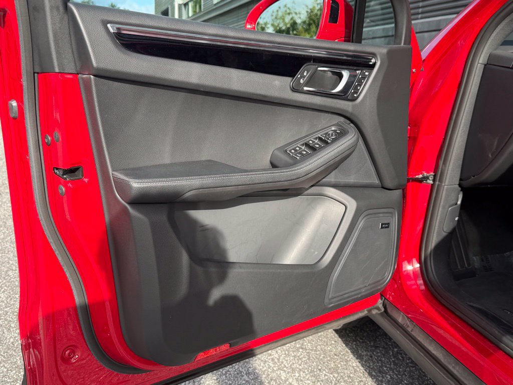 Certified 2026 Porsche Macan AWD/4WD image 18