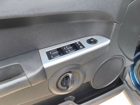 Used 2008 Jeep Commander Sport image 15