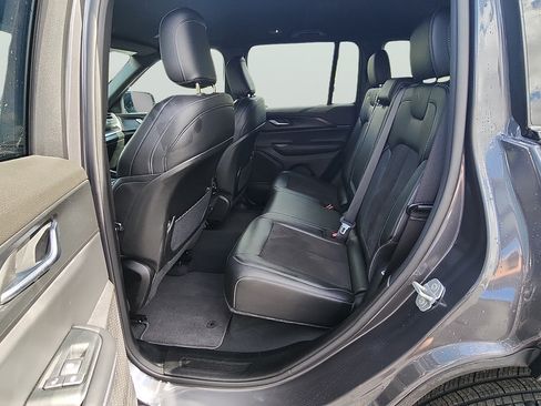 Used 2025 Jeep Grand Cherokee Altitude AWD/4WD image 16