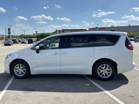Used 2023 Chrysler Voyager LX FWD image 3