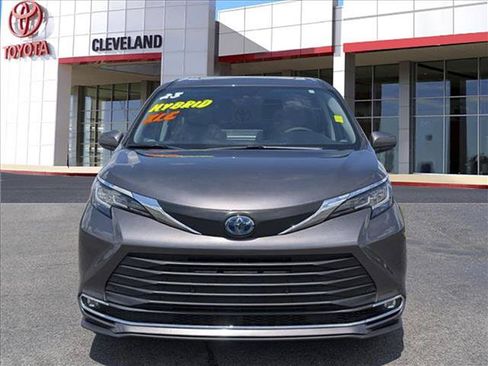 Used 2023 Toyota Sienna XLE FWD image 3
