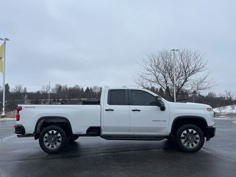Used 2022 Chevrolet Silverado 2500 Custom w/ Custom Value Package image 3