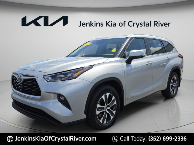 Used 2023 Toyota Highlander XLE AWD/4WD image 16