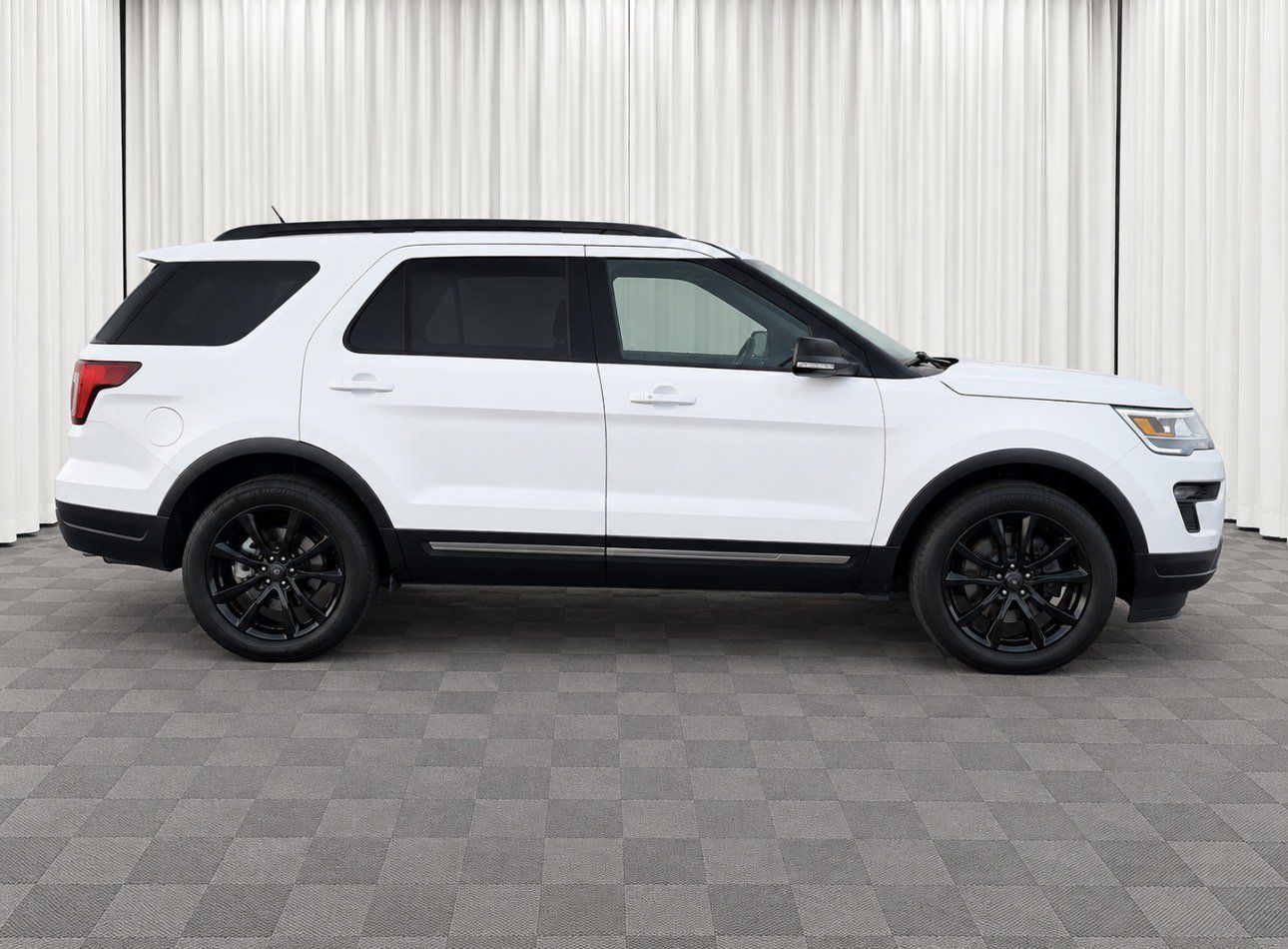 Used 2018 Ford Explorer XLT w/ Equipment Group 202A FWD image 2