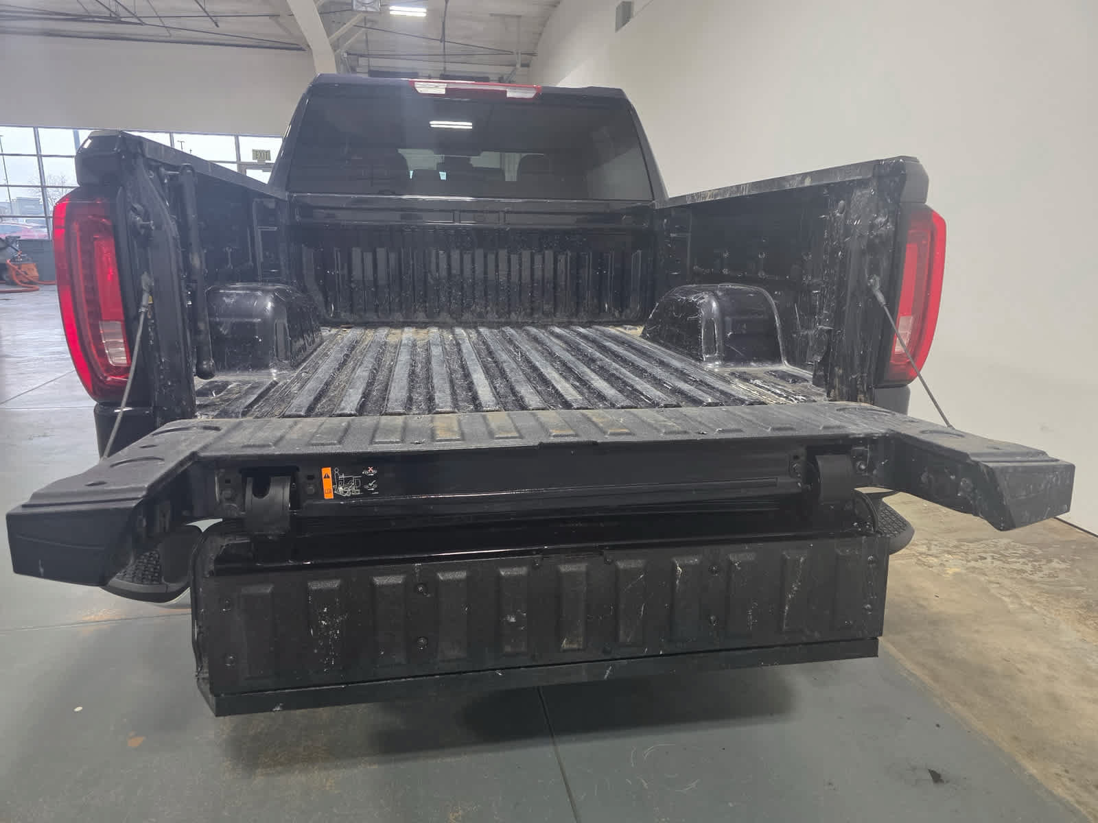 Used 2025 GMC Sierra 1500 SLT AWD/4WD image 5