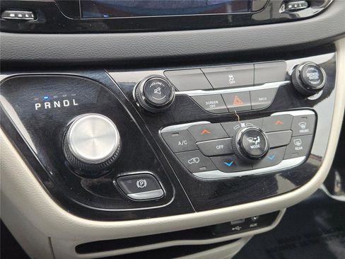 Certified 2017 Chrysler Pacifica Touring image 26