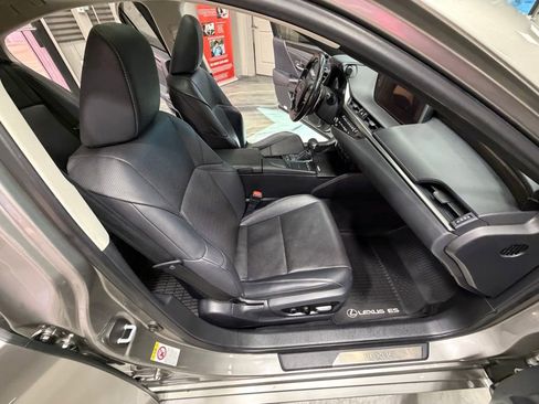 Used 2019 Lexus ES 300h 300h Luxury w/ Premium Package image 40