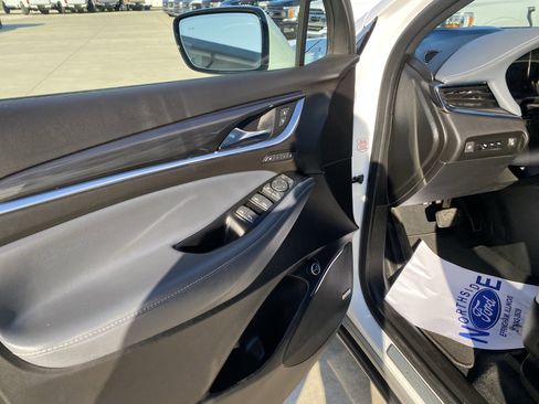 Used 2024 Buick Enclave Premium image 5