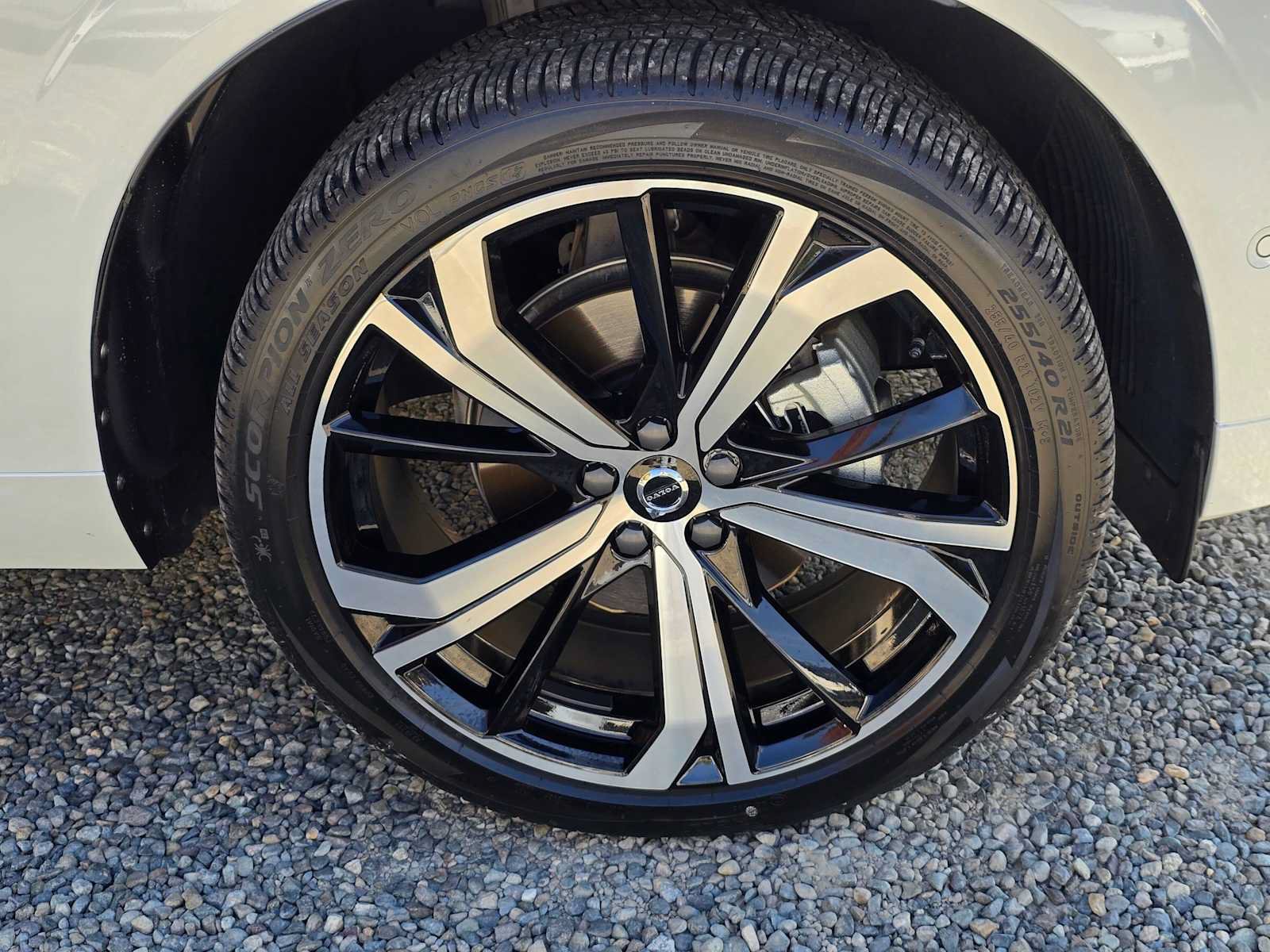 Used 2024 Volvo XC60 B5 Ultimate w/ Protection Package Premier AWD/4WD image 9