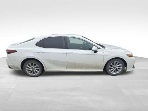 Used 2021 Toyota Camry LE image 3