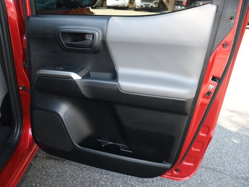 Used 2017 Toyota Tacoma TRD Sport image 18