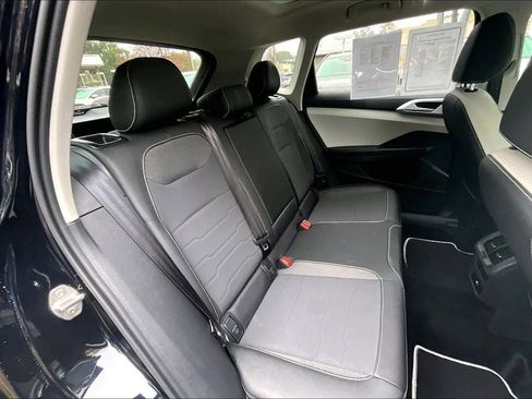 Certified 2025 Volkswagen Taos SE w/ Panoramic Sunroof Package image 20