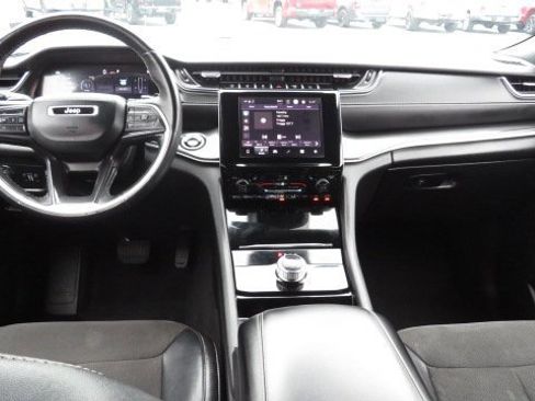 Used 2022 Jeep Grand Cherokee Altitude image 2