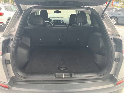 Used 2019 Jeep Cherokee Limited FWD image 17