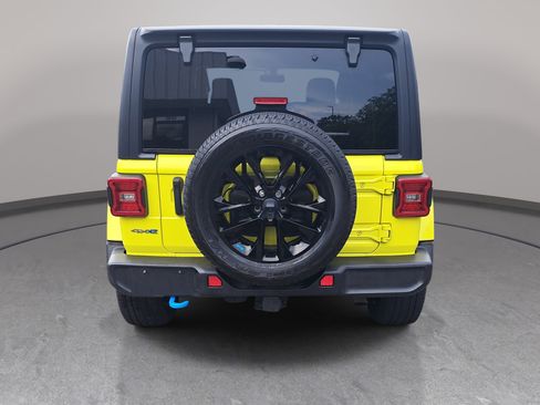 Used 2022 Jeep Wrangler Unlimited Sahara w/ Cold Weather Group AWD/4WD image 6
