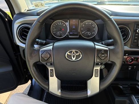 Used 2018 Toyota Tacoma SR5 AWD/4WD image 18