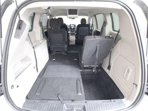 Used 2012 Chrysler Town & Country Touring image 19