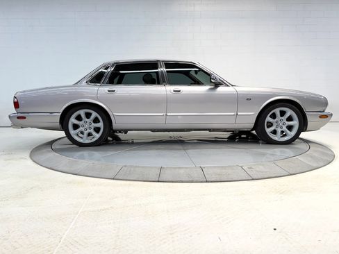 Used 2000 Jaguar XJ8 RWD image 2