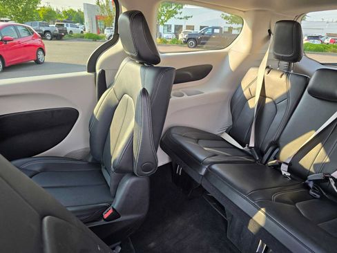 Used 2024 Chrysler Pacifica Limited FWD image 20